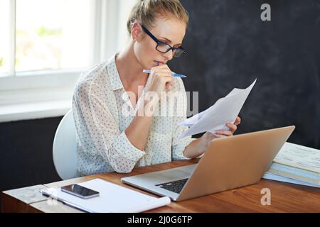 Gérer sa petite entreprise à domicile. Photo d'une jeune femme travaillant à domicile. Banque D'Images