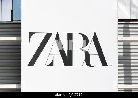 MADRID, ESPAGNE - 13 FÉVRIER 2022 : panneau extérieur et logo de la chaîne de mode espagnole Zara. Façade du magasin du détaillant de vêtements et d'accessoires Banque D'Images