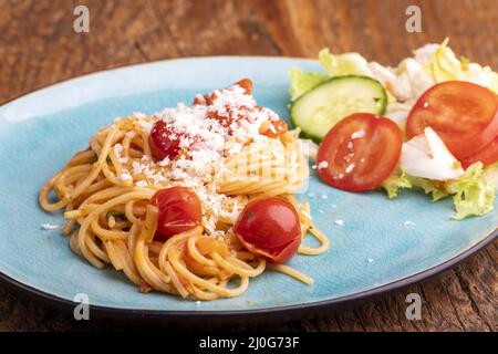 Spaghetti mit Kirschtomaten Banque D'Images