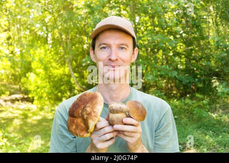 Homme avec des champignons dans les mains Banque D'Images