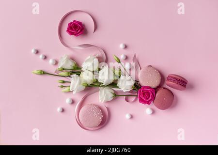 Concept international de la journée des femmes créé à partir de roses blanches et roses, ruban et perles sur un fond blanc rose clair Banque D'Images