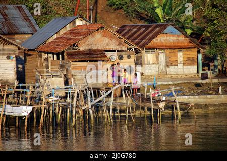 Petit village de pêcheurs sans nom sur l'île de Muari Banque D'Images