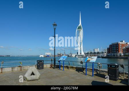 Port de Portsmouth en Angleterre, face à la tour Spinnaker, au HMS Warrior et au chantier naval historique. Banque D'Images