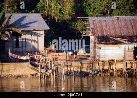 Petit village de pêcheurs sans nom sur l'île de Muari Banque D'Images