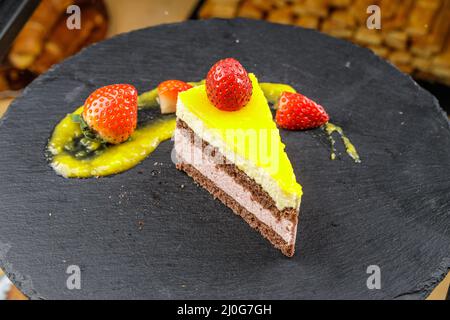 Gâteau Deliciouse sur l'assiette noire avec fraise et fouettée crème Banque D'Images