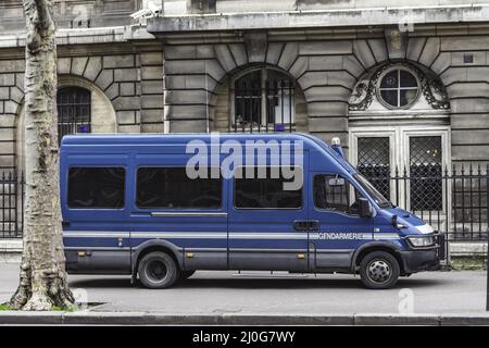 Grande fourgonnette bleue de la police de France garée dans le trottoir Banque D'Images