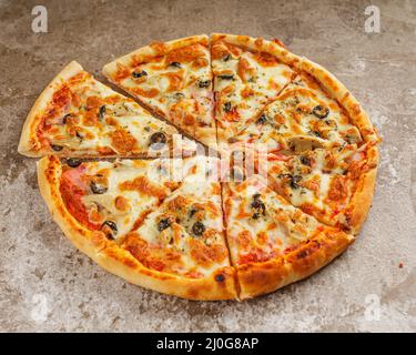 Pizza italienne savoureuse. Pizza maison fraîchement cuite avec olives, fromage et champignons Banque D'Images