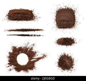 Café moulu torréfié sur fond blanc isolé Banque D'Images