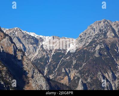 Les montagnes appelées Monte Pasubio dans la région de Vénétie en Italie du Nord et la cabane d'alpin appelée RIFUGIO PAPA Banque D'Images