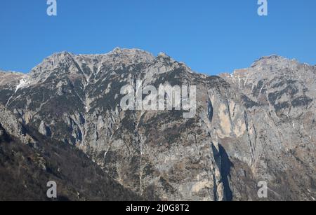 Les montagnes appelées Monte Pasubio dans la région de Vénétie en Italie du Nord et la cabane d'alpin appelée RIFUGIO PAPA Banque D'Images