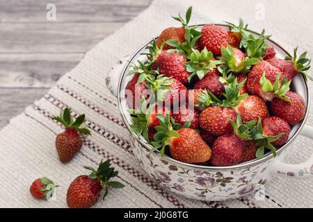 Une fraise mûre dans un pot sur la table. Banque D'Images