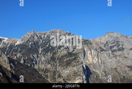 Les montagnes appelées Monte Pasubio dans la région de Vénétie en Italie du Nord et la cabane d'alpin appelée RIFUGIO PAPA Banque D'Images