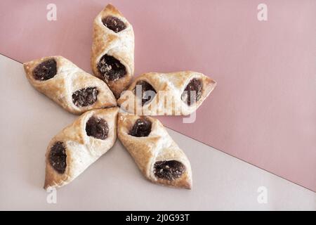 Délicieux biscuits de pâte feuilletée avec confiture de framboises Banque D'Images