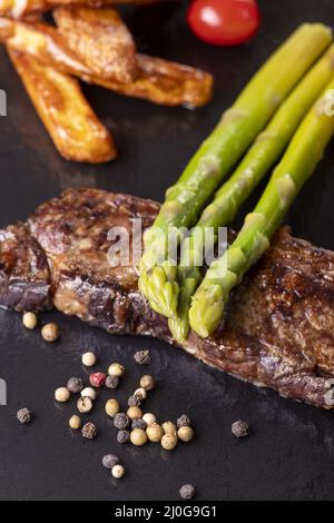 Asperges vertes sur un steak Banque D'Images