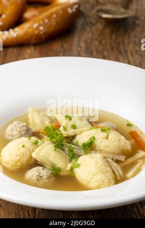Soupe de mariage bavaroise sur une assiette Banque D'Images