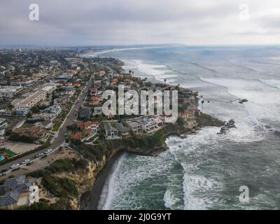 Vue aérienne sur la côte et la falaise de la Jolla Hermosa. San Diego Banque D'Images