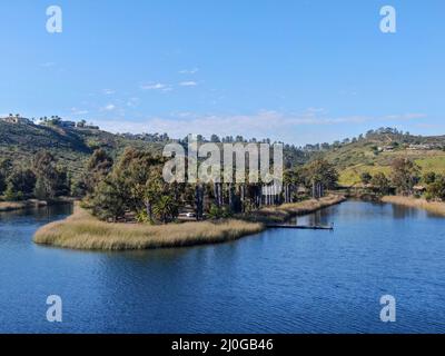 Vue aérienne du réservoir de Miramar dans la communauté de Scripps Miramar Ranch, San Diego, Californie. Banque D'Images