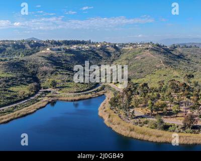 Vue aérienne du réservoir de Miramar dans la communauté de Scripps Miramar Ranch, San Diego, Californie. Banque D'Images