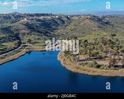 Vue aérienne du réservoir de Miramar dans la communauté de Scripps Miramar Ranch, San Diego, Californie. Banque D'Images