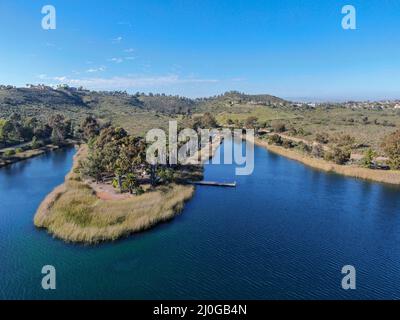 Vue aérienne du réservoir de Miramar dans la communauté de Scripps Miramar Ranch, San Diego, Californie. Banque D'Images