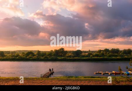 Paysage du soir : coucher de soleil sur une petite rivière Banque D'Images