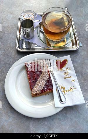 Linzer Schninte (une pâtisserie autrichienne traditionnelle) et thé Banque D'Images