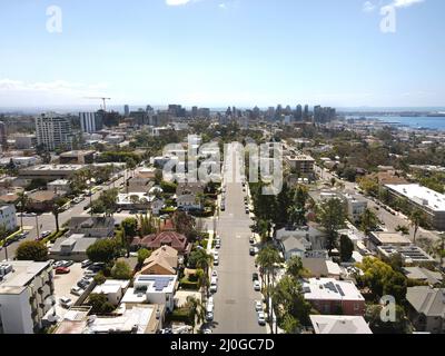 Vue aérienne au-dessus du quartier de Hillcrest avec le centre-ville de San Diego en arrière-plan Banque D'Images