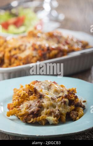 Pâtes au gratin avec salade sur bois Banque D'Images