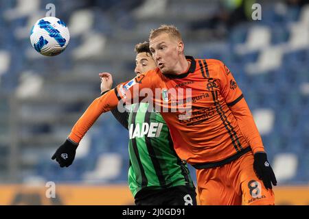 Reggio Emilia, Italie. 18 mars 2022. Viktor Kovalenko de Spezia Calcio concurrence pour le ballon avec Maxime Lopez de US Sassuolo lors de la série Un match entre Sassuolo et Spezia au stade Mapei le 18 mars 2022. Crédit: Ciancaphoto Studio/Alamy Live News Banque D'Images