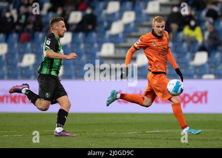 Reggio Emilia, Italie. 18 mars 2022. Davide Frattesi des États-Unis Sassuolo concurrence pour le ballon avec Viktor Kovalenko de Spezia Calcio lors de la série Un match entre Sassuolo et Spezia au stade Mapei le 18 mars 2022. Crédit: Ciancaphoto Studio/Alamy Live News Banque D'Images