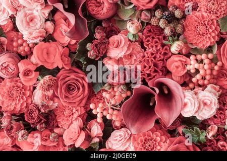 Beau bouquet de fleurs mélangées. Un mélange brillant de Dahlia, Chrysanthemum, Calla et Rose. Le travail du fleuriste à une fleur s Banque D'Images