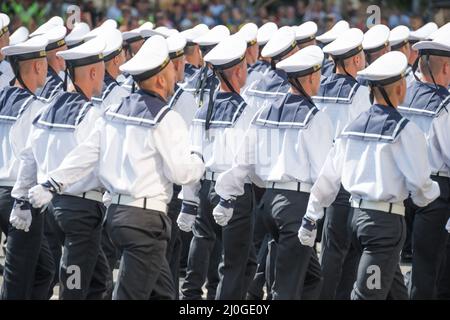 Des marines de l'armée défilent sur le défilé militaire Banque D'Images