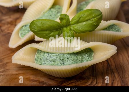 Pâtes italiennes conchiglino remplies d'épinards Banque D'Images