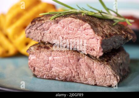 Steak grillé avec grilles de pommes de terre fraîches Banque D'Images