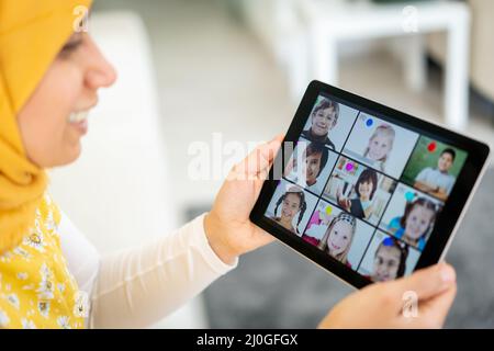 Enseignante arabe travaillant avec des enfants en ligne école Banque D'Images