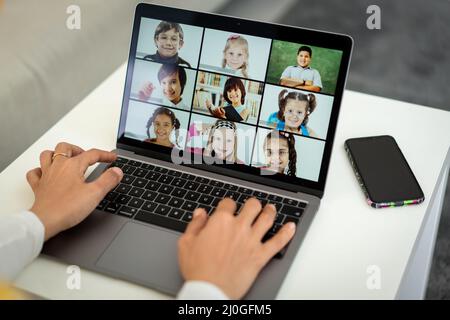 Enseignante arabe travaillant avec des enfants en ligne école Banque D'Images