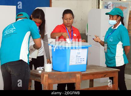 Dili. 19th mars 2022. Une femme a voté lors de l'élection présidentielle à Dili, au Timor oriental, le 19 mars 2022. Le Timor oriental a tenu une élection présidentielle samedi. Il y a 16 candidats en lice dans l'élection, y compris le président sortant Francisco Guterres, le prix Nobel Jose Ramos-Horta et l'ancien prêtre catholique Martinho Germano da Silva Gusmao. Credit: Amori Zedeao/Xinhua/Alay Live News Banque D'Images