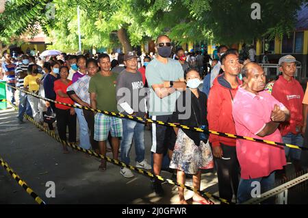 Dili. 19th mars 2022. Les gens attendent dans la file pour voter lors de l'élection présidentielle à Dili, au Timor oriental, le 19 mars 2022. Le Timor oriental a tenu une élection présidentielle samedi. Il y a 16 candidats en lice dans l'élection, y compris le président sortant Francisco Guterres, le prix Nobel Jose Ramos-Horta et l'ancien prêtre catholique Martinho Germano da Silva Gusmao. Credit: Amori Zedeao/Xinhua/Alay Live News Banque D'Images