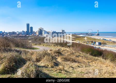 Hôtels, appartements et jetée dans la station balnéaire de Scheveningen, près de la ville de la Haye, pays-Bas. Banque D'Images