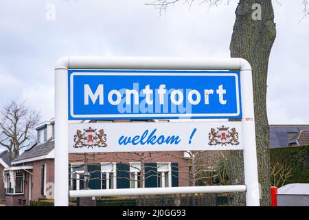 Nom du lieu signe de la ville hollandaise de Montfoort. Le panneau ci-dessous montre les armoiries de la ville et dit « Bienvenue ! ». Banque D'Images