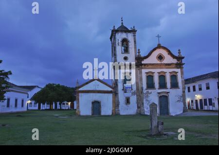 Paraty, vieille ville vue sur la rue avec une église coloniale, Brésil, Amérique du Sud Banque D'Images