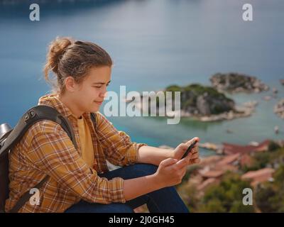 Voyage et attractions touristiques à Kekova Island, Turquie. Femme voyageur explore les ruines du château de Simena avec vue sur la baie de la mer et l'île de Kekova avec la célèbre ville inondée. Attractions touristiques en Turquie. Banque D'Images