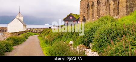 Kirkjubøur, Kirkjubour, îles Féroé - juillet 2021 : vue sur la cathédrale historique de Saint-Magnus et l'église de l'OLAF sur l'île de Streymoy. Royaume de Denma Banque D'Images