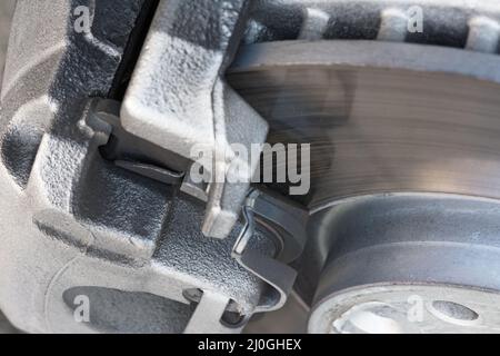 Étrier de frein moderne avec plaquette de frein et frein à disque Banque D'Images