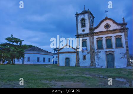 Paraty, vieille ville vue sur la rue avec une église coloniale, Brésil, Amérique du Sud Banque D'Images