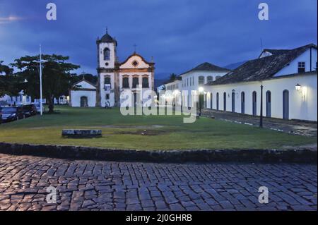 Paraty, vieille ville vue sur la rue avec une église coloniale, Brésil, Amérique du Sud Banque D'Images