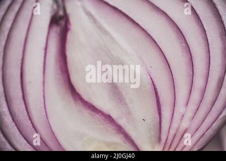 Gros plan sur la texture de l'oignon rouge coupé pour l'arrière-plan. Prise de vue macro Banque D'Images