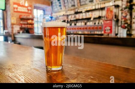 Verre à bière sur une table de bar. Gros plan Banque D'Images