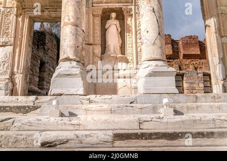 Bibliothèque Celsus à Éphèse à Selcuk (Izmir), Turquie. La statue de marbre est Sophia, déesse de la sagesse, à la bibliothèque Celcus d'Éphèse Banque D'Images