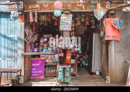 Petite boutique dans la ville de Panauti, au Népal - Panauti est une vieille ville de Newari juste à l'extérieur de la vallée de Katmandou Banque D'Images